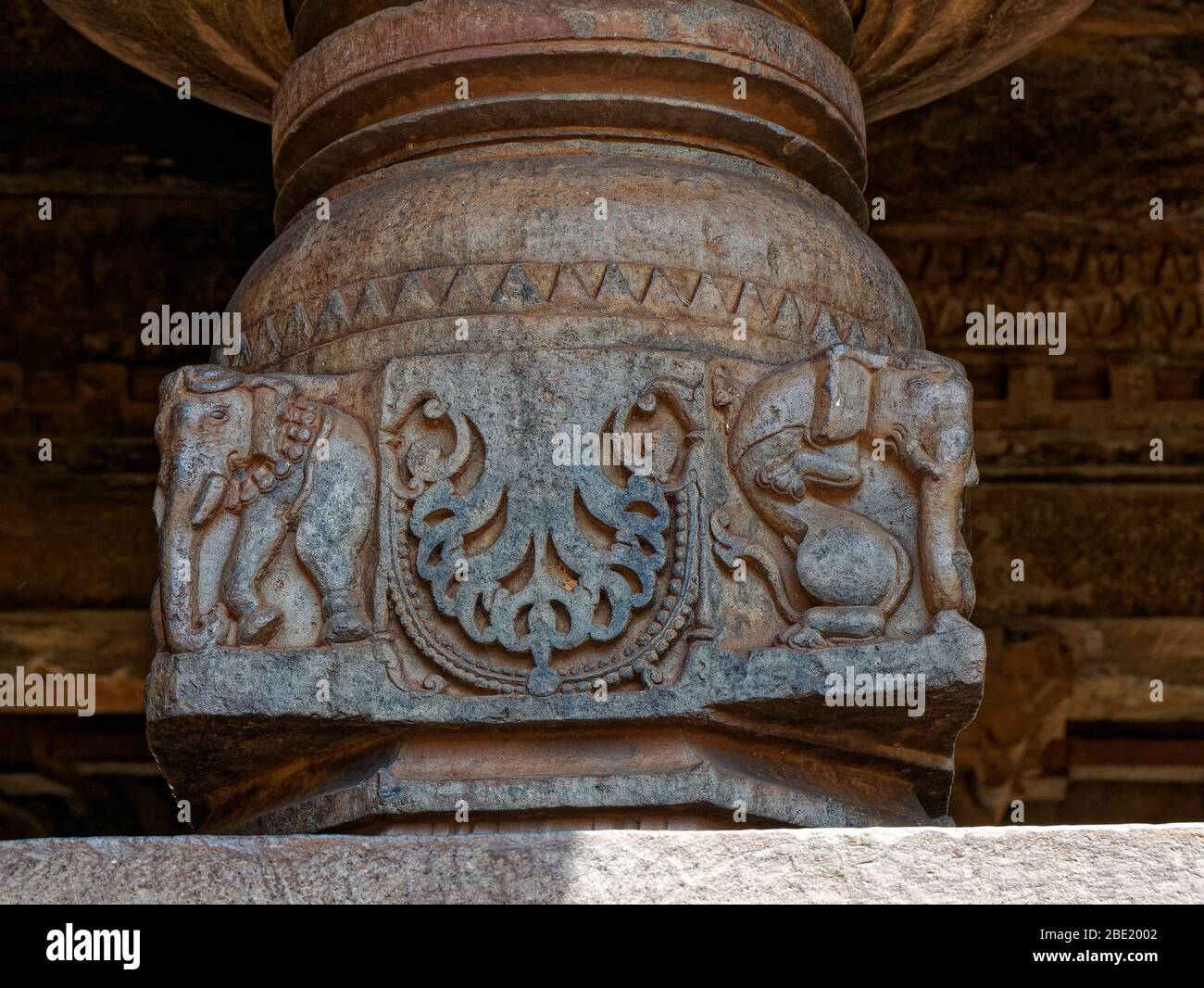 Tiere auf Steinsäule geschnitzt Stockfoto