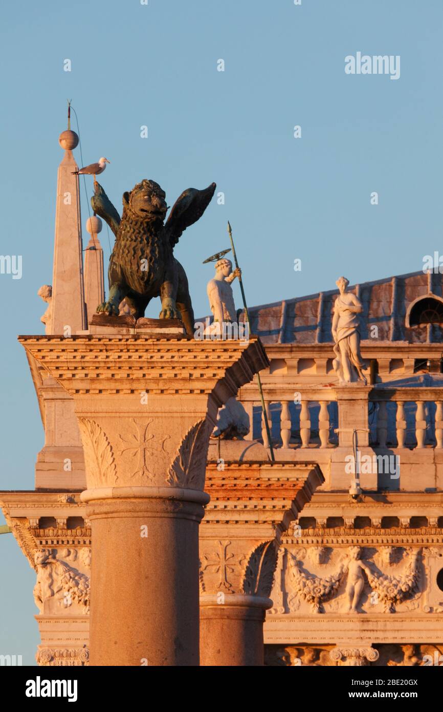 I-Venedig: Piazzetta San Marco: Markus-und Theodorussäule vor den Statuen der Bibliotheca National Marciana Stockfoto