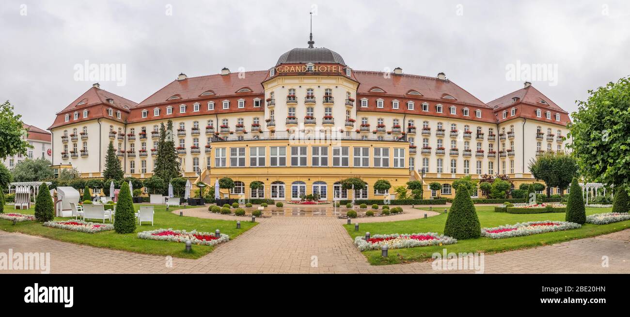 Das majestätische Grand Hotel in Sopot an der Ostseeküste in der Nähe von Gdansk seitlich Strand und Park, Polen gesehen. Stockfoto