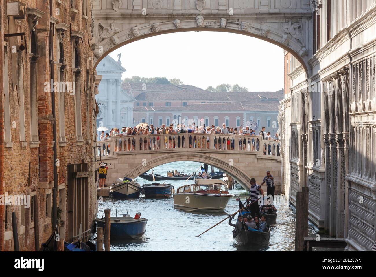 I/Venedig: Seufzerbrücke, dahinter die Ponte della Paglia und die Kirche San Giogio Maggiore Stockfoto I/Venedig: Seufzerbrücke, dahinter die Ponte della Paglia und die Kirche San Giogio Maggiore Stockfoto