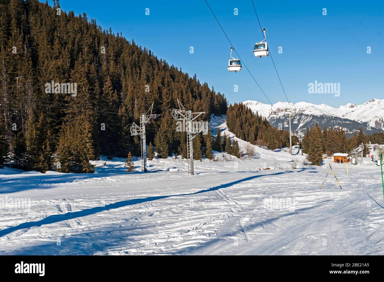 Blick auf eine alpine Skipiste Piste mit Seilbahn Lift auf Bergseite Stockfoto