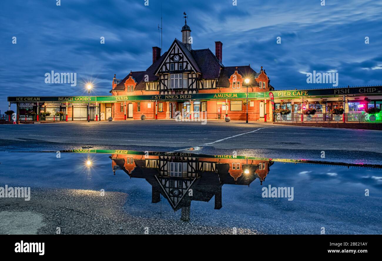 Wasserspiegelung des St. Annes Pier, Lancashire Coast Stockfoto