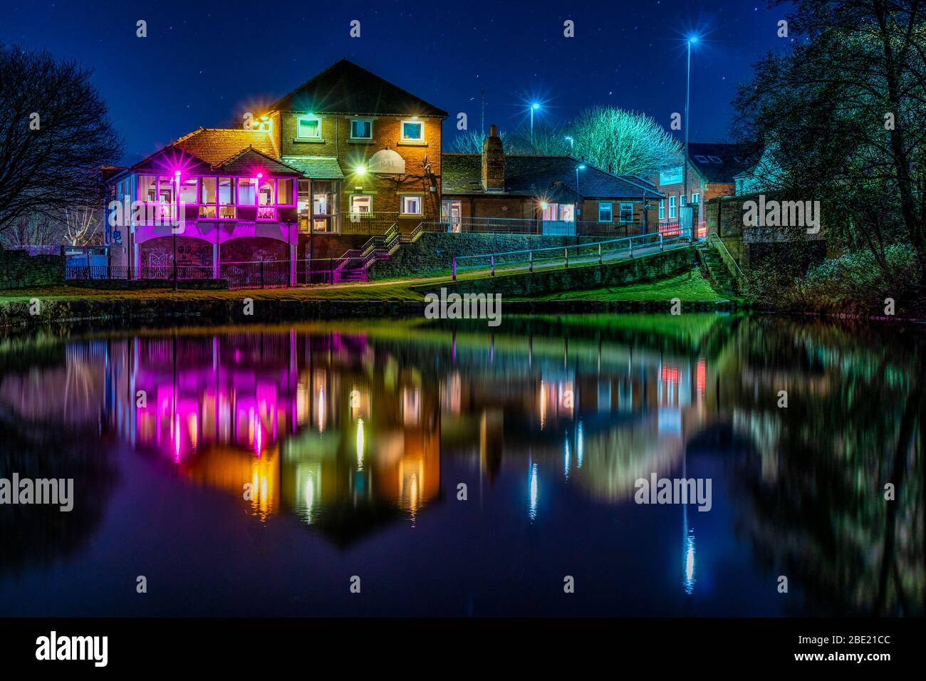 Ruhige Wasserspiegelung entlang des Leeds Liverpool Canal an der Bolton Road (Brücke Nr. 99) Stockfoto