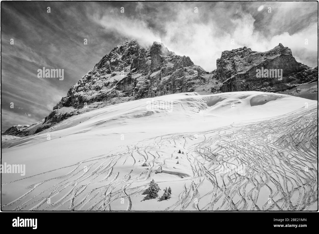 Eiger Nordwand mit Schneesturm und Spuren von Skifahrern Stockfoto