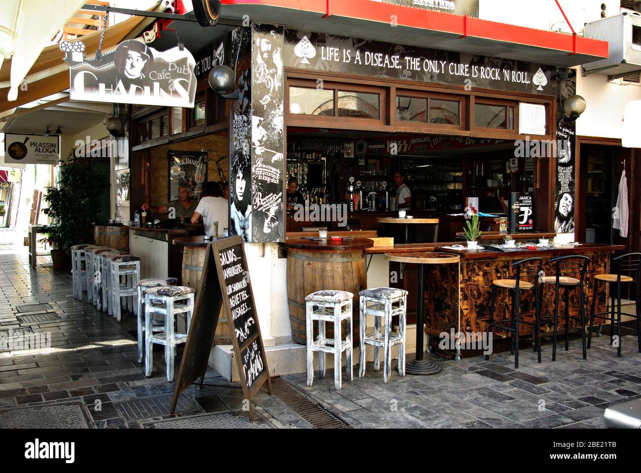 Lokales Fast-Food-Restaurant, das sich auf die Eröffnung am Nachmittag vorbereitet. Stockfoto