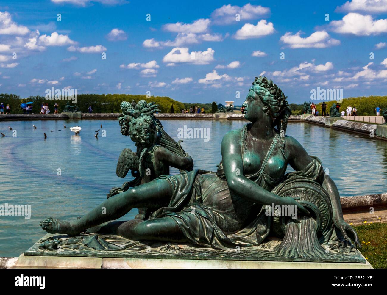 Versailles, Yvelines, Ile-de-France, Frankreich - 3. Juni 2018: Statue von La Loiret - eine der Nymphen auf dem Wasserparterre in Versailles. Stockfoto