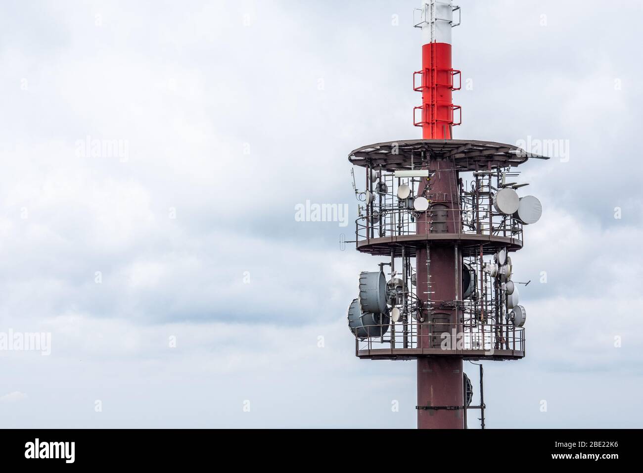 Funksender Turm auf dem Hügel Stockfoto