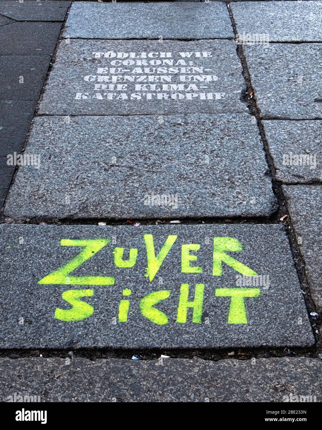 Berlin, Mitte, Stencil-Nachrichten auf dem Bürgersteig während der COVID-19-Pandemie Stockfoto