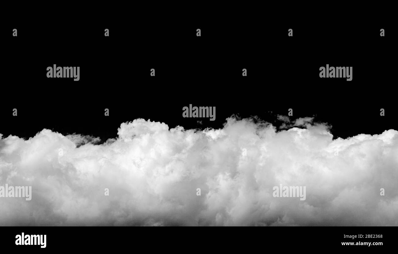 Weiße Wolken isoliert auf schwarzem Hintergrund Stockfoto