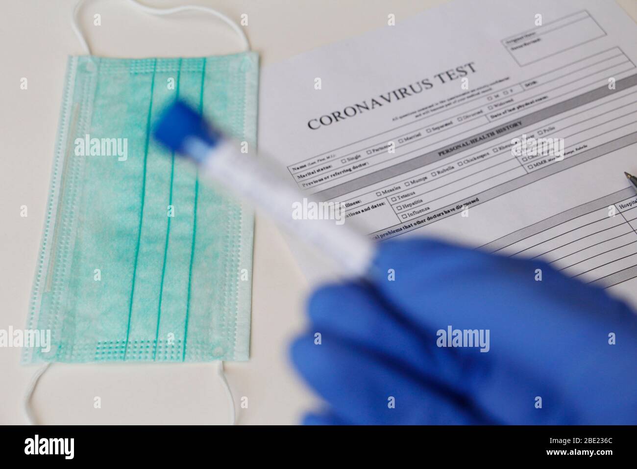 Laborversuch zur Bestimmung des Coronavirus. Konzept. Der Arzt hält ein Reagenzglas für die Analyse. Das Reagenzglas sagt POSITIV und NEGATIV. Auf dem Stockfoto