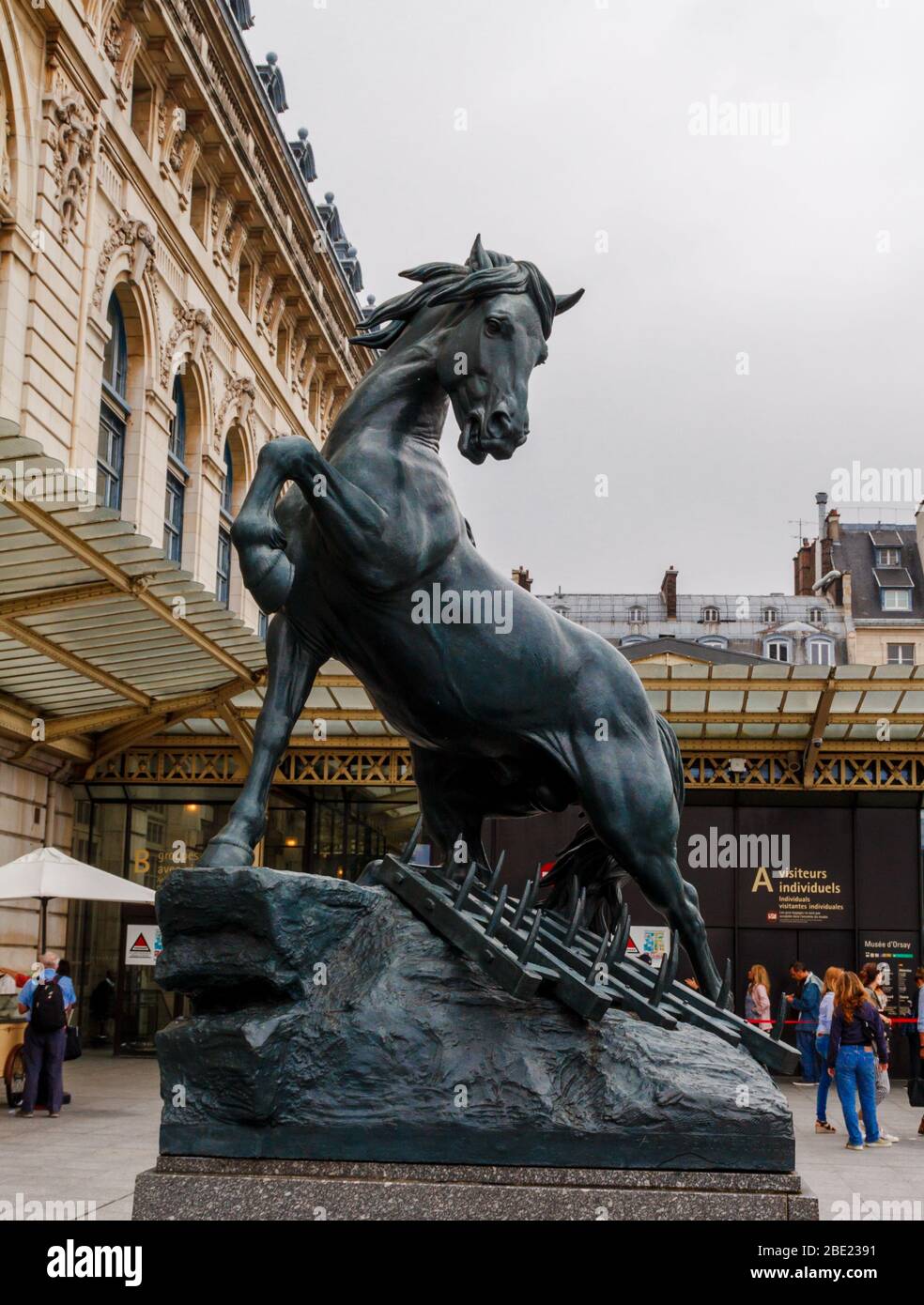 Paris, Frankreich - 4. Juni 2018: Statue 'Pferd mit Harge' ('Cheval a la herse') auf der Esplanade des Musée d'Orsay. Stockfoto