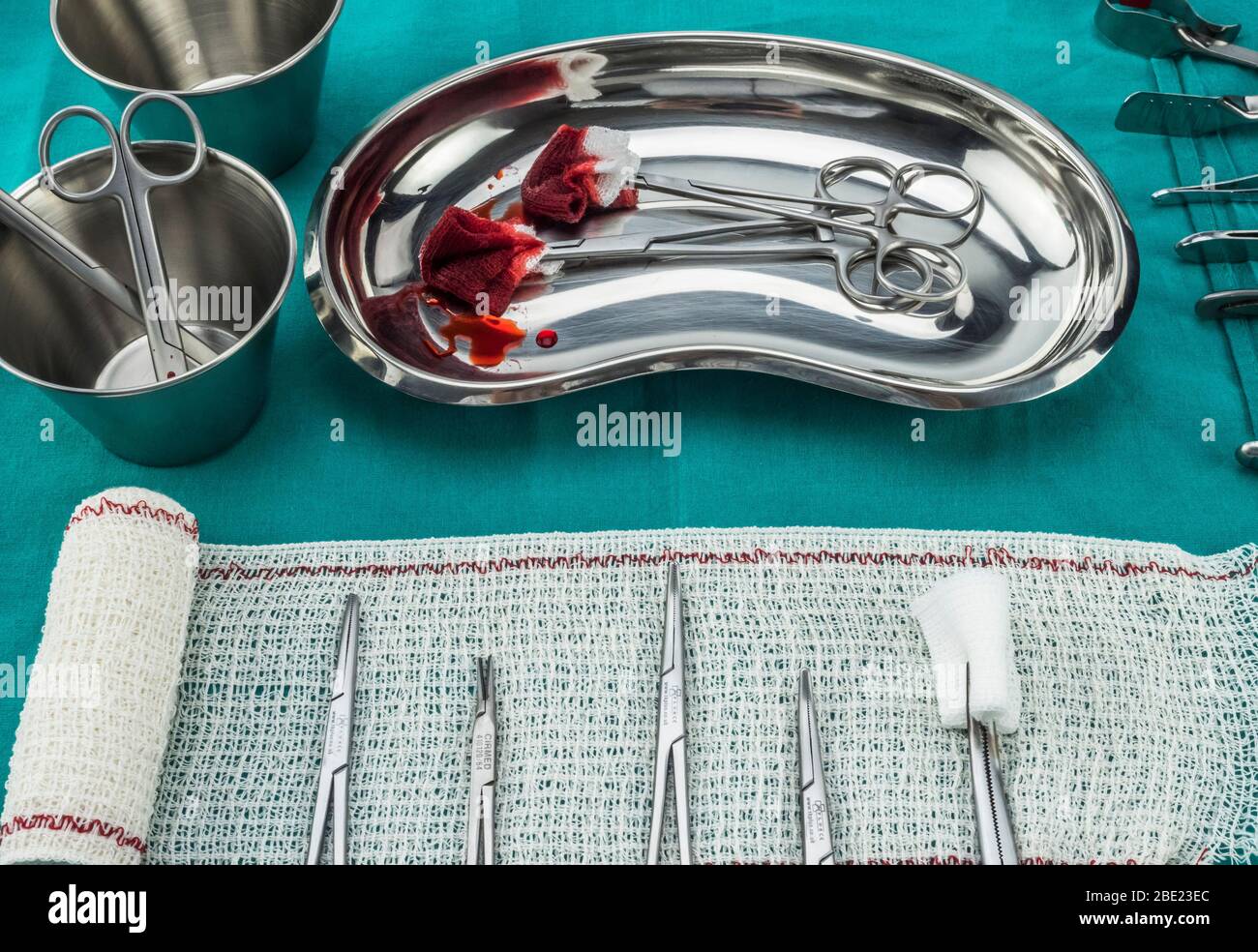 Chirurgische Schere mit torundas getränkt mit Blut auf einem Tablett Metall in einem Operationssaal, Zusammensetzung horizontale, konzeptionelle Bild Stockfoto