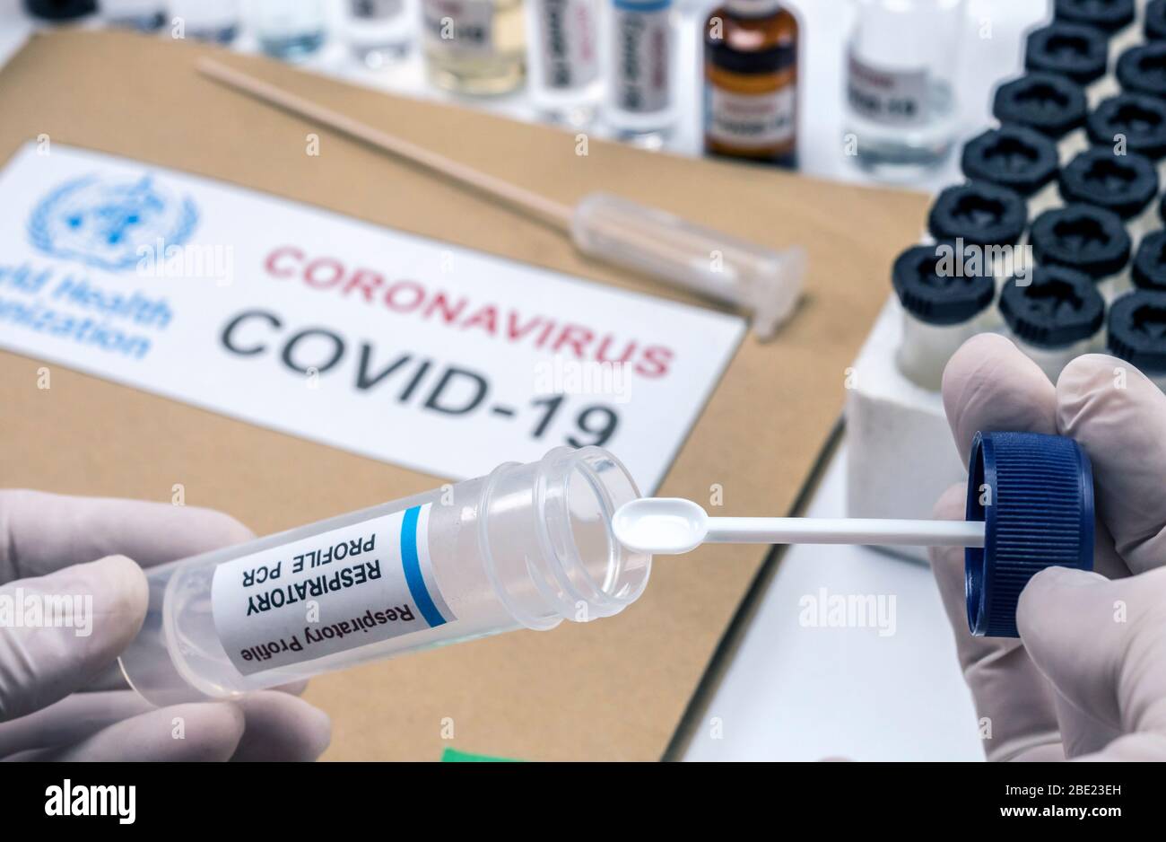 Wissenschaftler nimmt Proben von einem von Codvid-19 Coronavirus infizierten Patienten im labortechnischen, konzeptuellen Bild Stockfoto