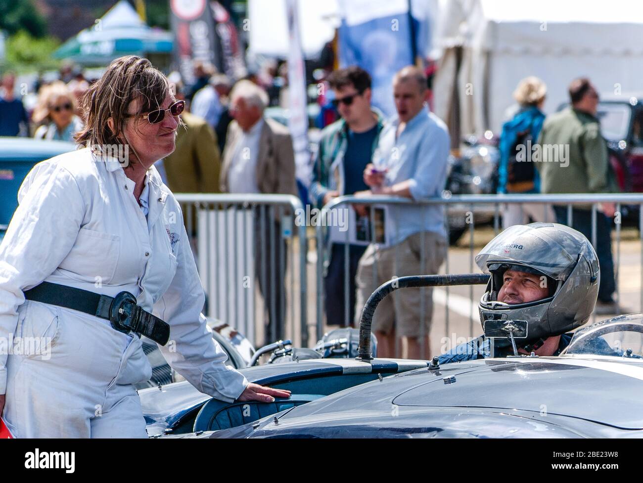 Fahrer und Offizieller Austausch schaut auf der Startlinie, der Bicester Heritage Geschwindigkeitversuche in Oxfordshire. Stockfoto