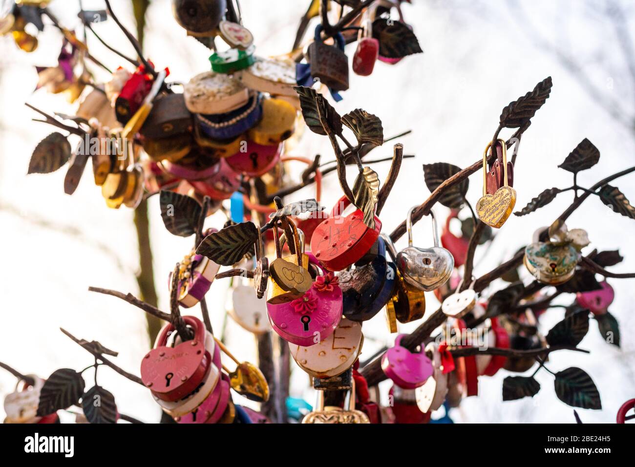 Viele Hochzeit bunte Schlösser mit den Namen der Brautpaare und Wünsche