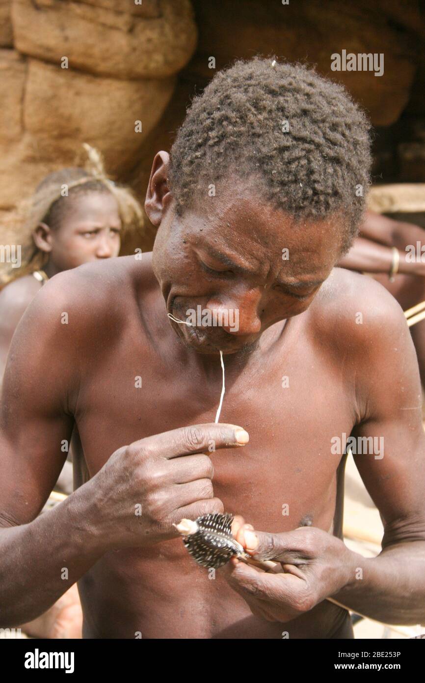 Hadza-Männer bereiten Pfeile vor einer Jagdexpedition vor, die am Lake Eyasi in Tansania fotografiert wurde Stockfoto