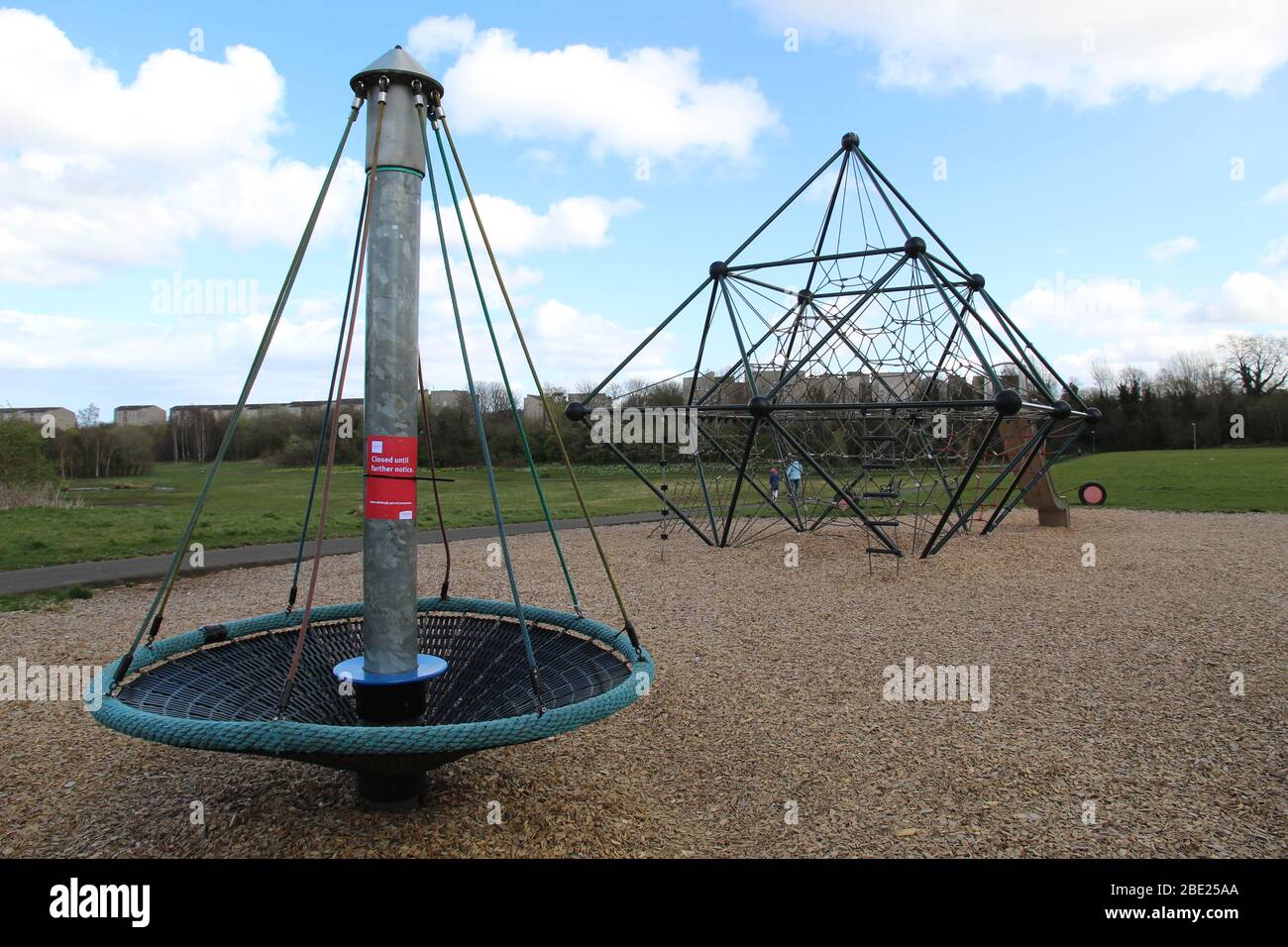 Ciity council Coronavirus Hinweis auf einem öffentlichen Park Kinder Spielplatz Spinner Stockfoto