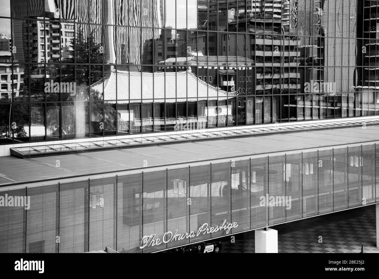 Tokyo Skyline im Spiegel des Okura Hotels, Tokyo, Japan Stockfoto