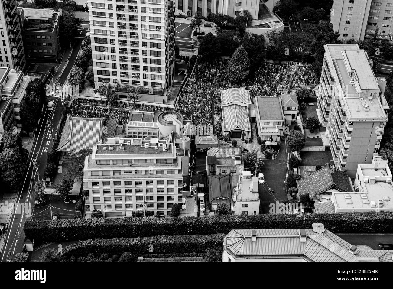 Friedhof inmitten von Hochhäusern in Tokio, Japan Stockfoto