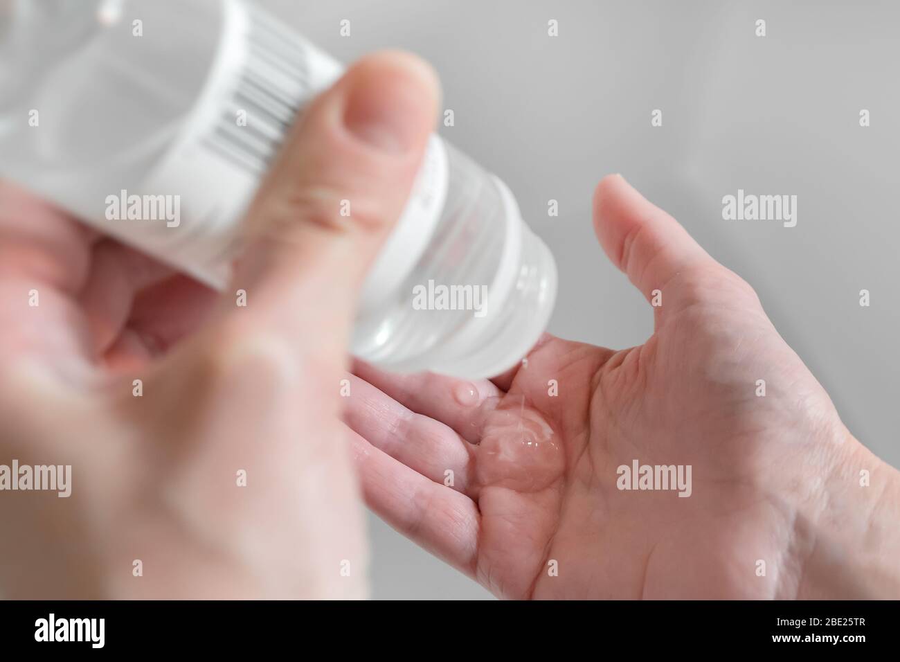 Handdesinfektionsmittel Gel. Hände desinfizieren. Einnahme von Desinfektionsalkohol-Gel auf den Händen, um Virusepidemie zu verhindern. Prävention von Grippeerkrankungen. COVID-19. Coron Stockfoto