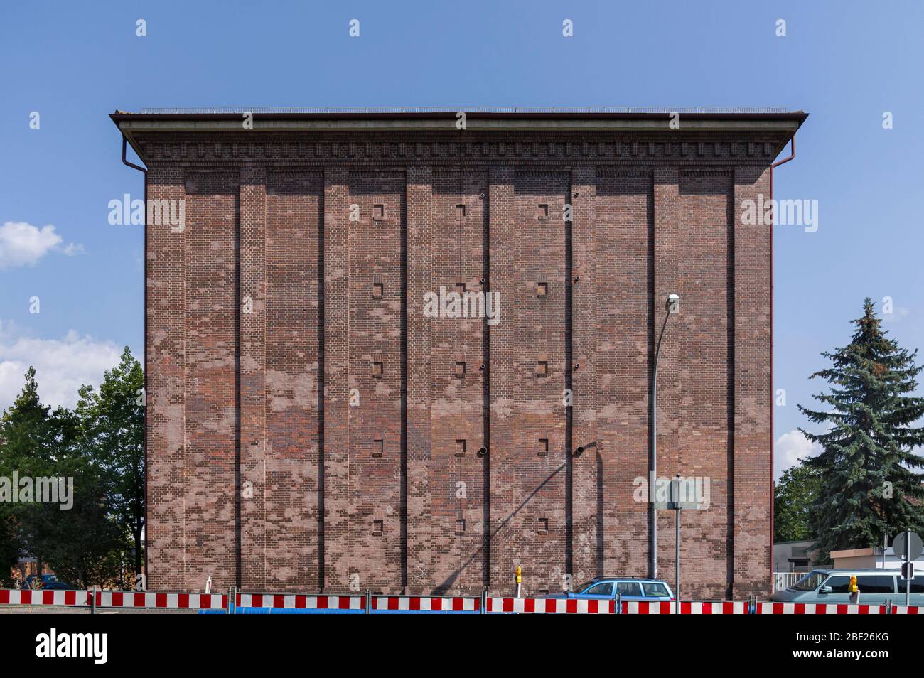 Bombenschutzdach als Hochbunker mit Backsteinfassade in der Stadt Schweinfurt in Deutschland Stockfoto