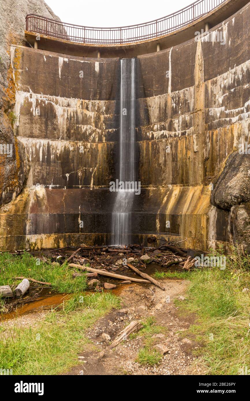 Ein kleiner Damm mit Wasserfall. Stockfoto