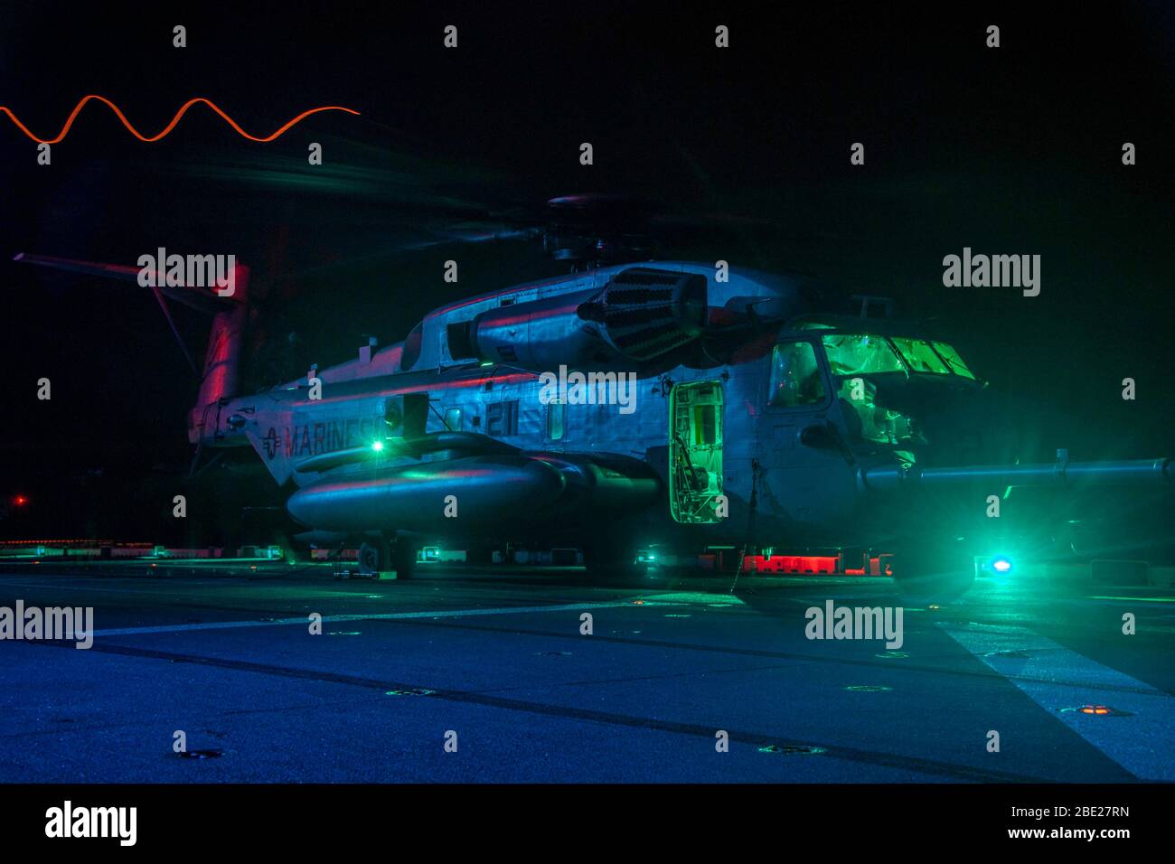 200409-N-BT681-1097 OSTCHINESISCHES MEER (9. April 2020) EIN CH-53 Super Hengst Hubschrauber, der Marine Medium Tiltrotor Squadron (VMM) 265 (verstärkt) zugewiesen wird, bereitet sich auf den Start vom Flugdeck des amphibischen Sturmschiffes USS America (LHA 6) vor. Amerika, Flaggschiff der America Expeditionary Strike Group, 31. Team der Marine Expeditionary Unit, operiert im 7. Einsatzgebiet der US-Flotte, um die Interoperabilität mit Verbündeten und Partnern zu verbessern und als einsatzbereite Eingriffsmacht für Frieden und Stabilität in der indopazifischen Region zu dienen. (USA Navy Foto von Mass Communication Specialist Seaman J Stockfoto