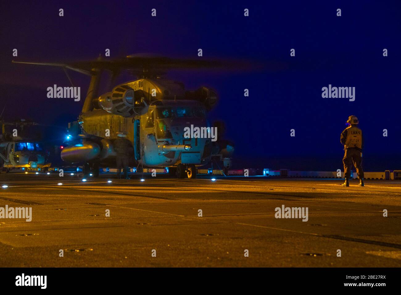 200409-N-BT681-1066 OSTCHINESISCHES MEER (9. April 2020) EIN CH-53 Super Hengst Hubschrauber, der Marine Medium Tiltrotor Squadron (VMM) 265 (verstärkt) zugewiesen wird, bereitet sich auf den Start vom Flugdeck des amphibischen Sturmschiffes USS America (LHA 6) vor. Amerika, Flaggschiff der America Expeditionary Strike Group, 31. Team der Marine Expeditionary Unit, operiert im 7. Einsatzgebiet der US-Flotte, um die Interoperabilität mit Verbündeten und Partnern zu verbessern und als einsatzbereite Eingriffsmacht für Frieden und Stabilität in der indopazifischen Region zu dienen. (USA Navy Foto von Mass Communication Specialist Seaman J Stockfoto