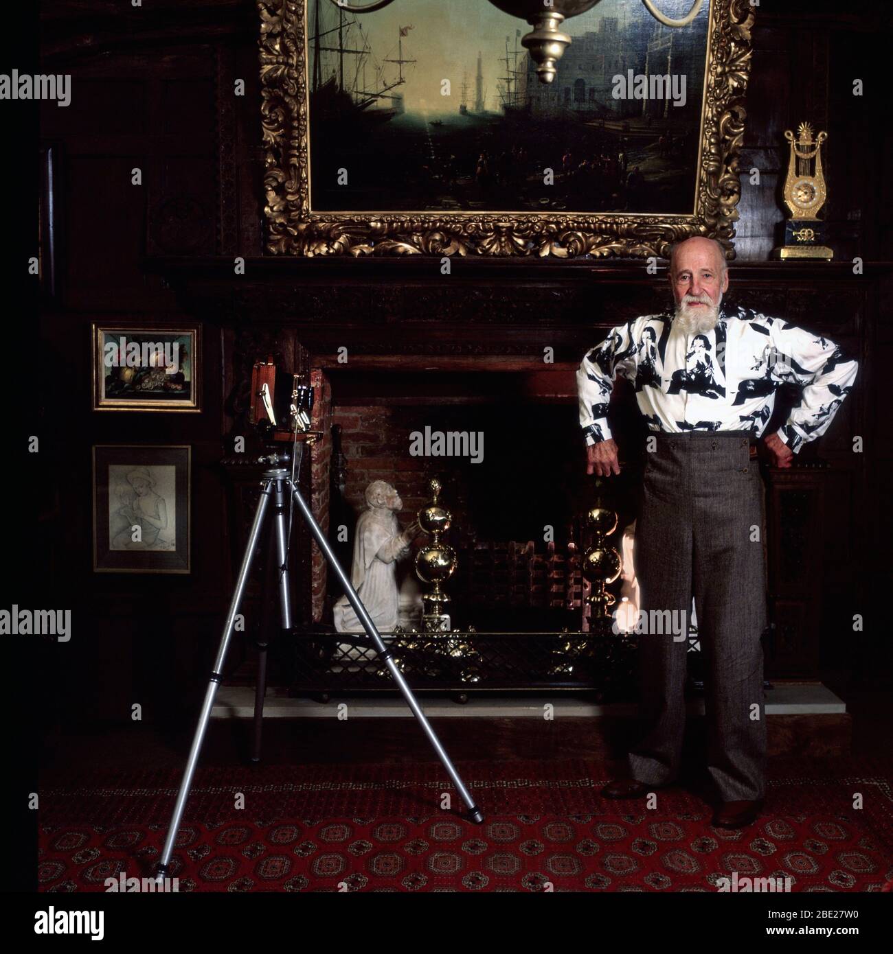 Angus McBean Surrealist Fotograf zu Hause in Debenham Suffolk 1984 Stockfoto