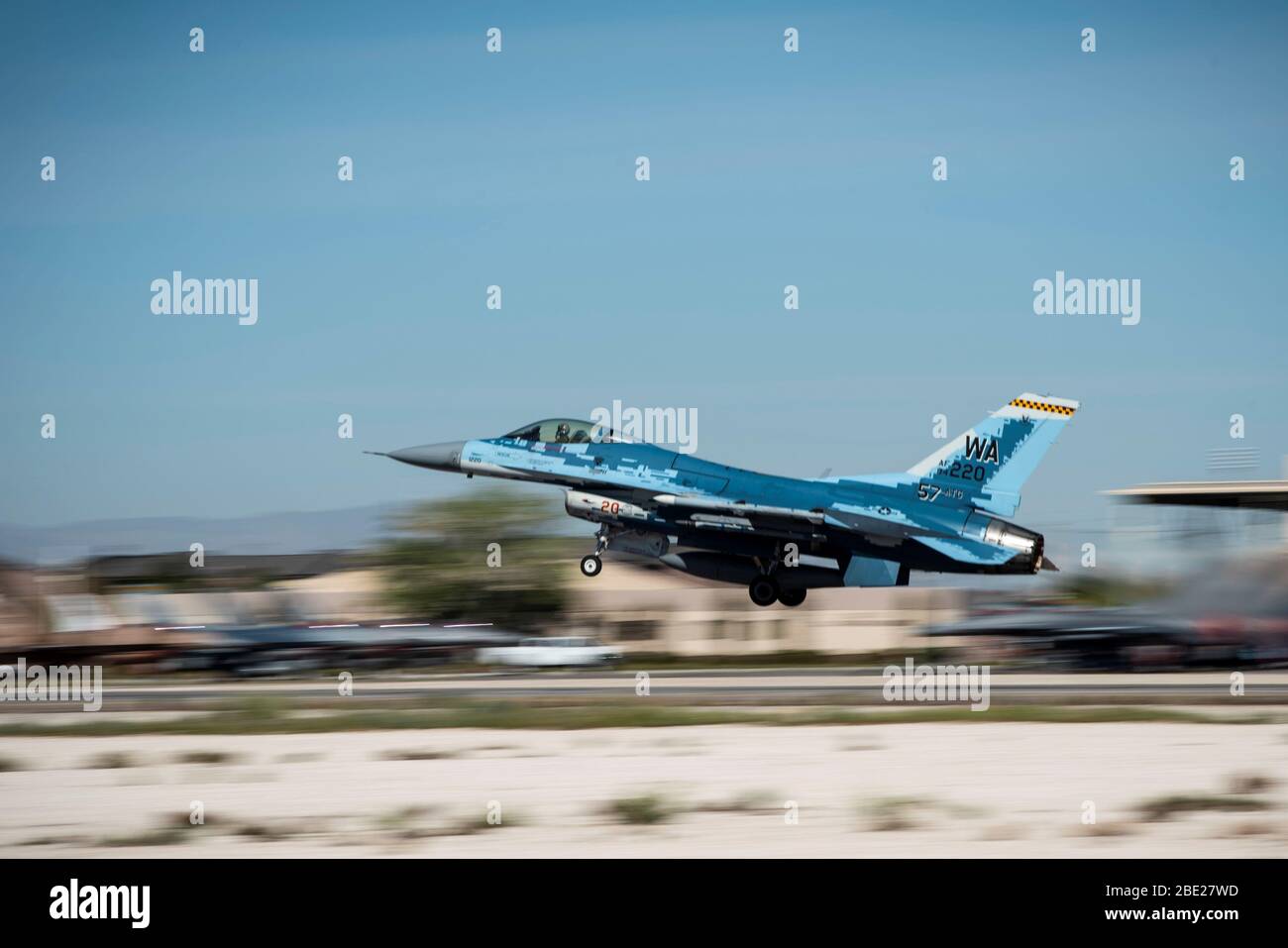 Ein F-16C Kampffalke, der dem 64. Aggressor Squadron zugewiesen wurde, hebt am 3. April 2020 auf der Nellis Air Force Base, Nev. Ab. Das 64. Aggressor Squadron flog eine vorgeplante Trainingsmission mit allen blauen Flugzeugen, was die Wertschätzung und Unterstützung der medizinischen Fachkräfte des Las Vegas Valley symbolisiert. Darunter auch diejenigen im Mike O’Callaghan Military Medical Center und Ersthelfer, die gegen die COVID-19-Pandemie kämpfen. (USA Air Force Foto von Senior Airman Jeremy Wentworth) Stockfoto