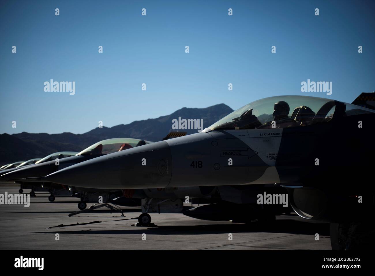 F-16C Kampffalken, die der 64. Aggressor Squadron-Aufstellung auf der Fluglinie zugewiesen wurden, um den Start am 3. April 2020 auf der Nellis Air Force Base, Nevada, vorzubereiten. Die 64. Aggressor Squadron flog eine geplante Trainingsmission mit allen blauen Flugzeugen, was die Wertschätzung und Unterstützung der Basis für medizinische Fachkräfte im Las Vegas Valley symbolisiert, darunter diejenigen im Mike O’Callaghan Military Medical Center und Ersthelfer, die gegen die COVID-19-Pandemie kämpfen. (USA Air Force Foto von Senior Airman Jeremy Wentworth) Stockfoto