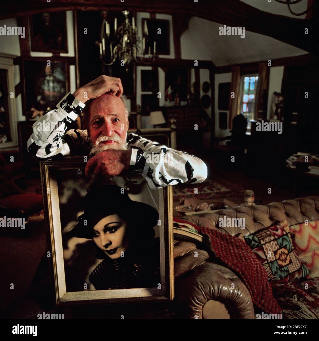 Angus McBean Surrealist Fotograf zu Hause in Debenham Suffolk 1984 Stockfoto