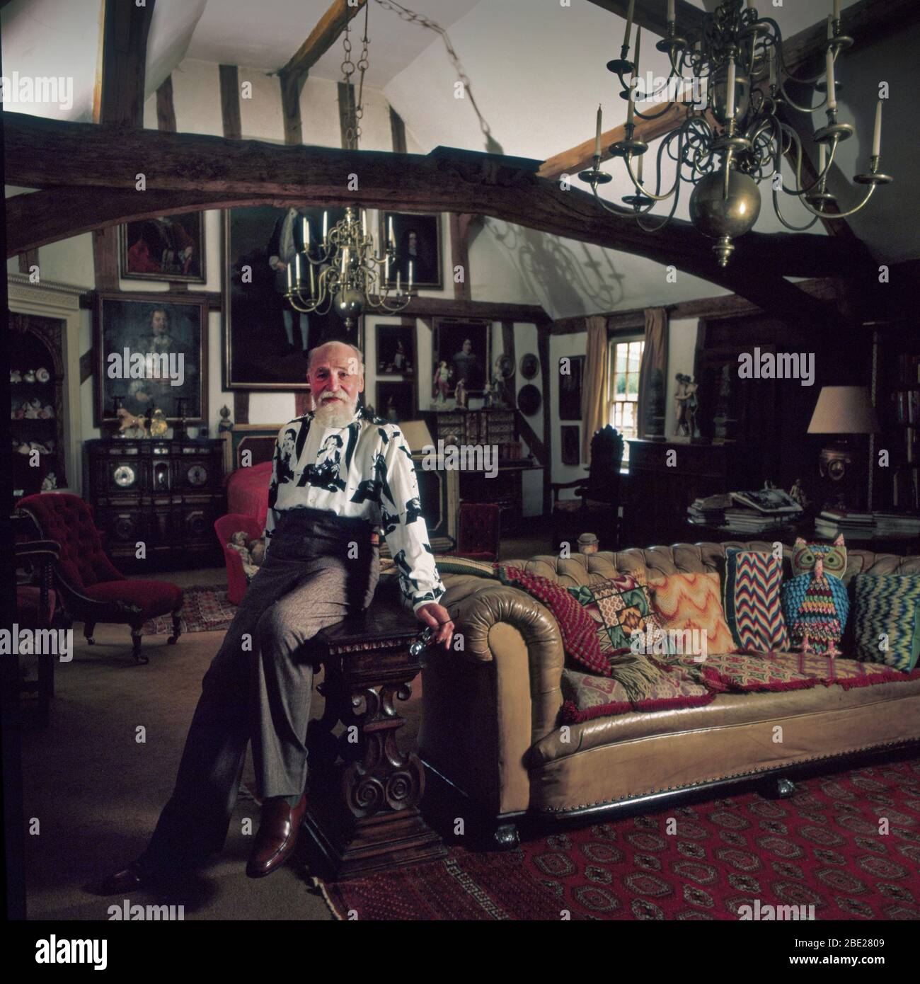 Angus McBean Surrealist Fotograf zu Hause in Debenham Suffolk 1984 Stockfoto