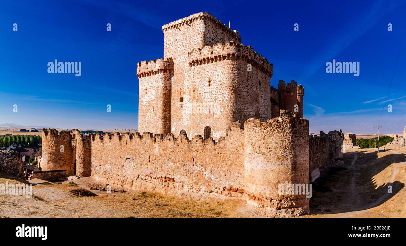 Burg von Turegano (Castillo de Turegano) mittelalterliche befestigte Burg und Ruinen. Provinz Segovia, Castilla Leon, Zentralspanien. Stockfoto