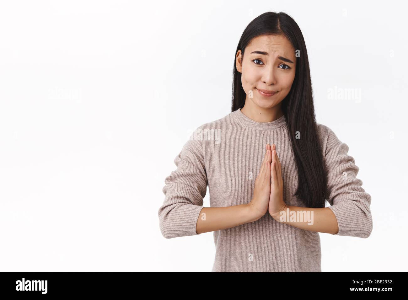 Niedlich und schöne ostasiatische Brünette junge Millennial Mädchen, Student bettelt Klassenkameradin kopieren ihre Hausaufgaben, drücken Sie die Handflächen zusammen über Brust im Gebet Stockfoto