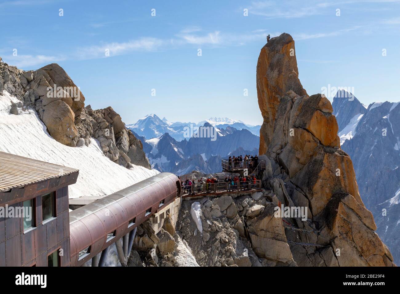 South Piton, Felsen in der Aiguille du Midi im Mont Blanc Massiv, die es wagen, eine große Anzahl von Bergsteigern zu klettern Stockfoto