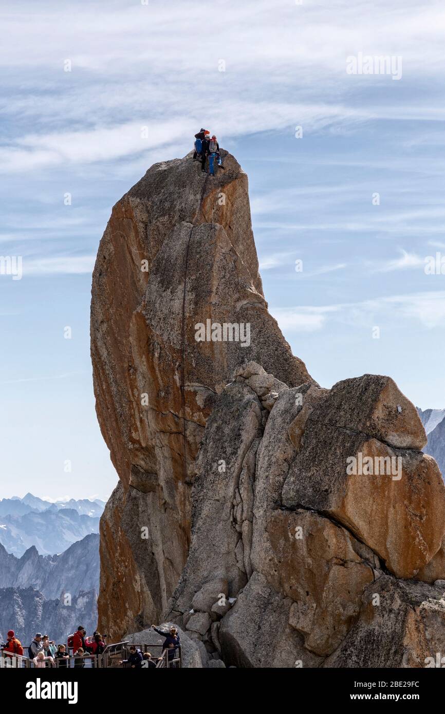 South Piton, Felsen in der Aiguille du Midi im Mont Blanc Massiv, die es wagen, eine große Anzahl von Bergsteigern zu klettern Stockfoto