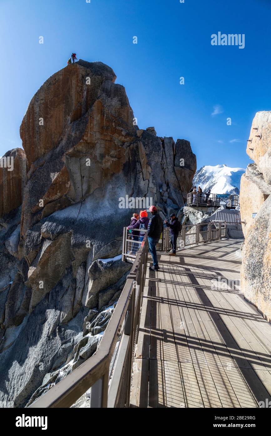 South Piton, Felsen in der Aiguille du Midi im Mont Blanc Massiv, die es wagen, eine große Anzahl von Bergsteigern zu klettern Stockfoto