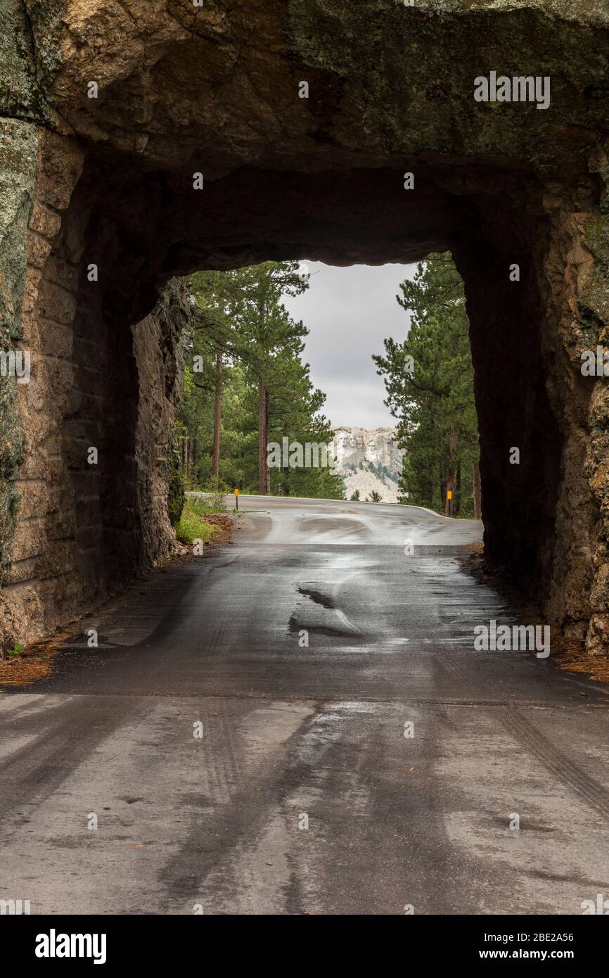 Ein Tunnel auf einer Straße mit Blick auf Mt. Rushmore in der Ferne. Stockfoto