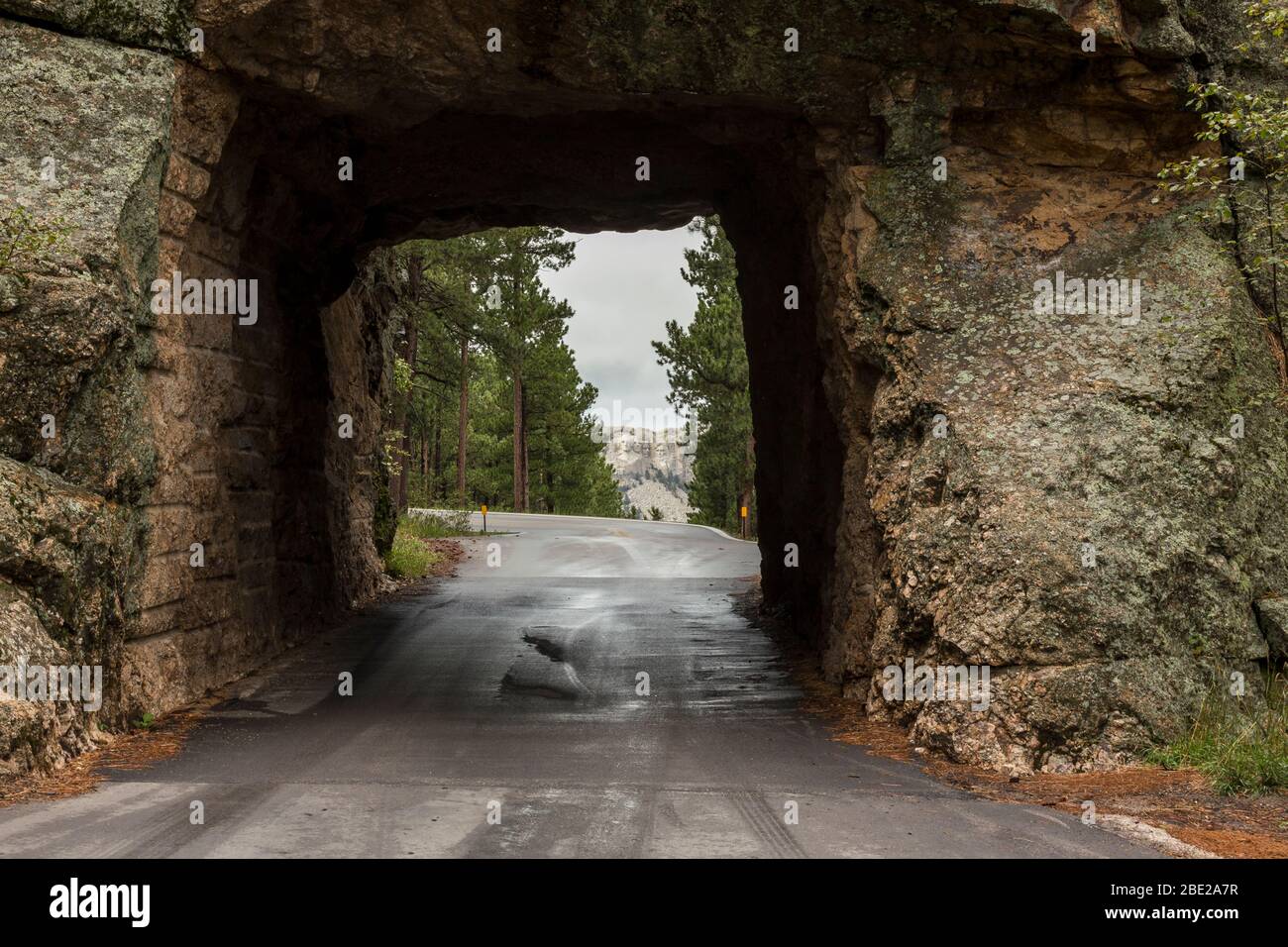 Ein Tunnel auf einer Straße mit Blick auf Mt. Rushmore in der Ferne. Stockfoto