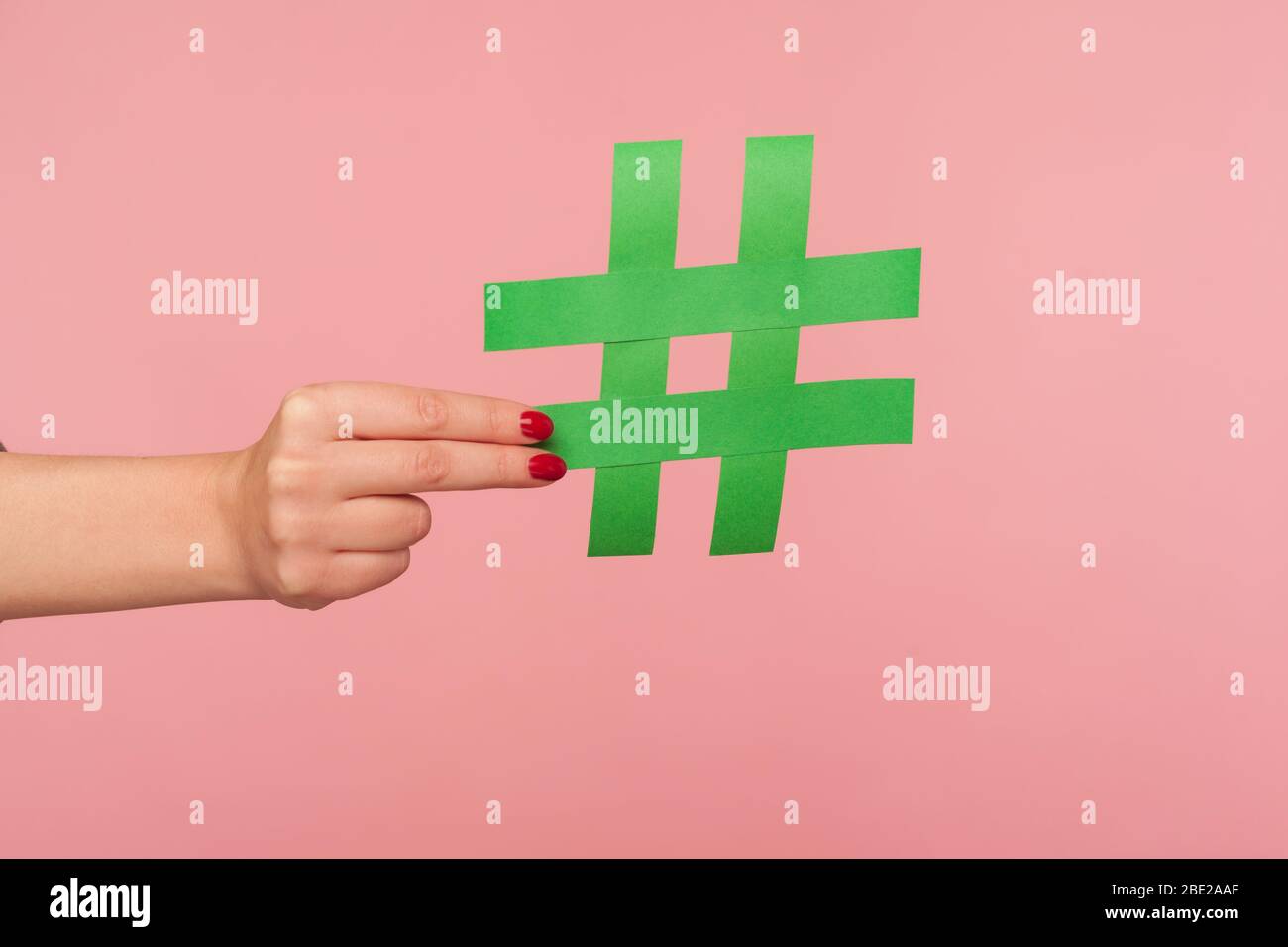 Blog-Marketing, Social Media Trends. Nahaufnahme der weiblichen Hand mit grünen Hashtag Zeichen, Teilen getaggte Nachricht, berühmte Internet-Post, Förderung Web-Co Stockfoto