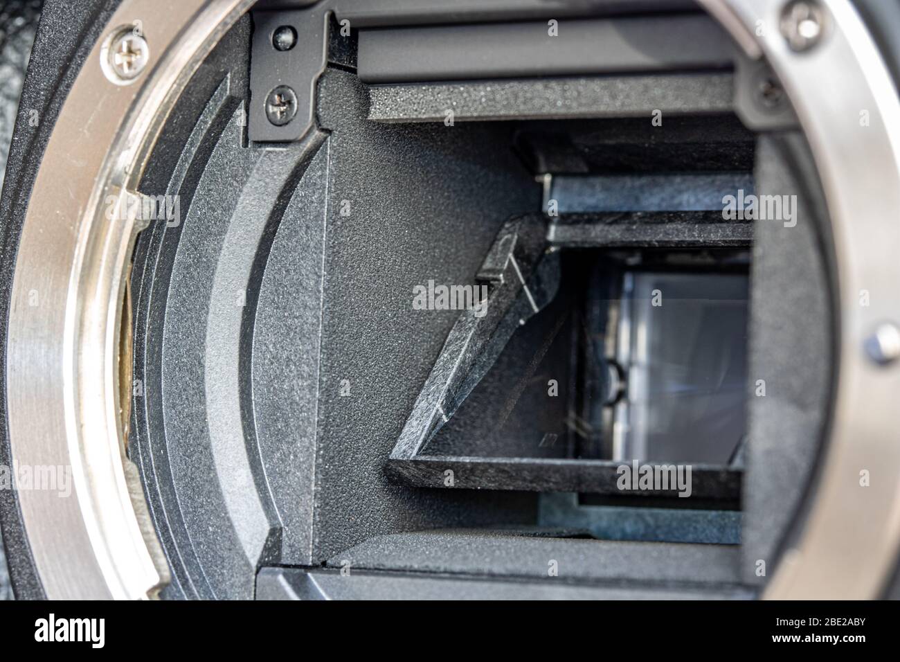Der Spiegel der Digitalkamera APS-C und Objektivfassung, Nahaufnahme. Das Detail der offenen digitalen spiegellosen Kamera mit Objektivbajonett. Stockfoto