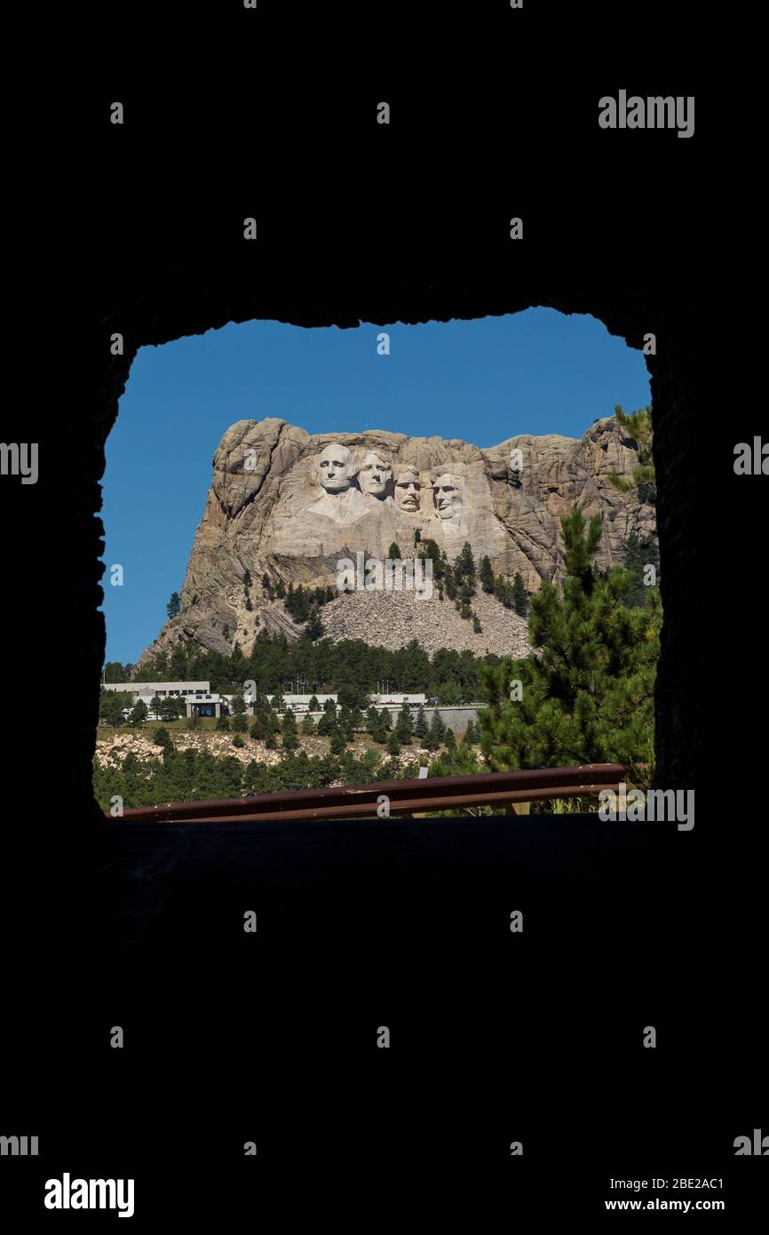 Blick auf Mt. Rushmore durch einen Straßentunnel gesehen. Stockfoto