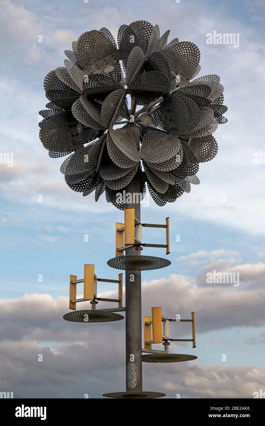 Future Flower, eine 14 Meter hohe Kunstinstallation bei Widnes Warth, entworfen von den Architekten Tonkin Liu, mit Metallblättern und Windlicht Stockfoto