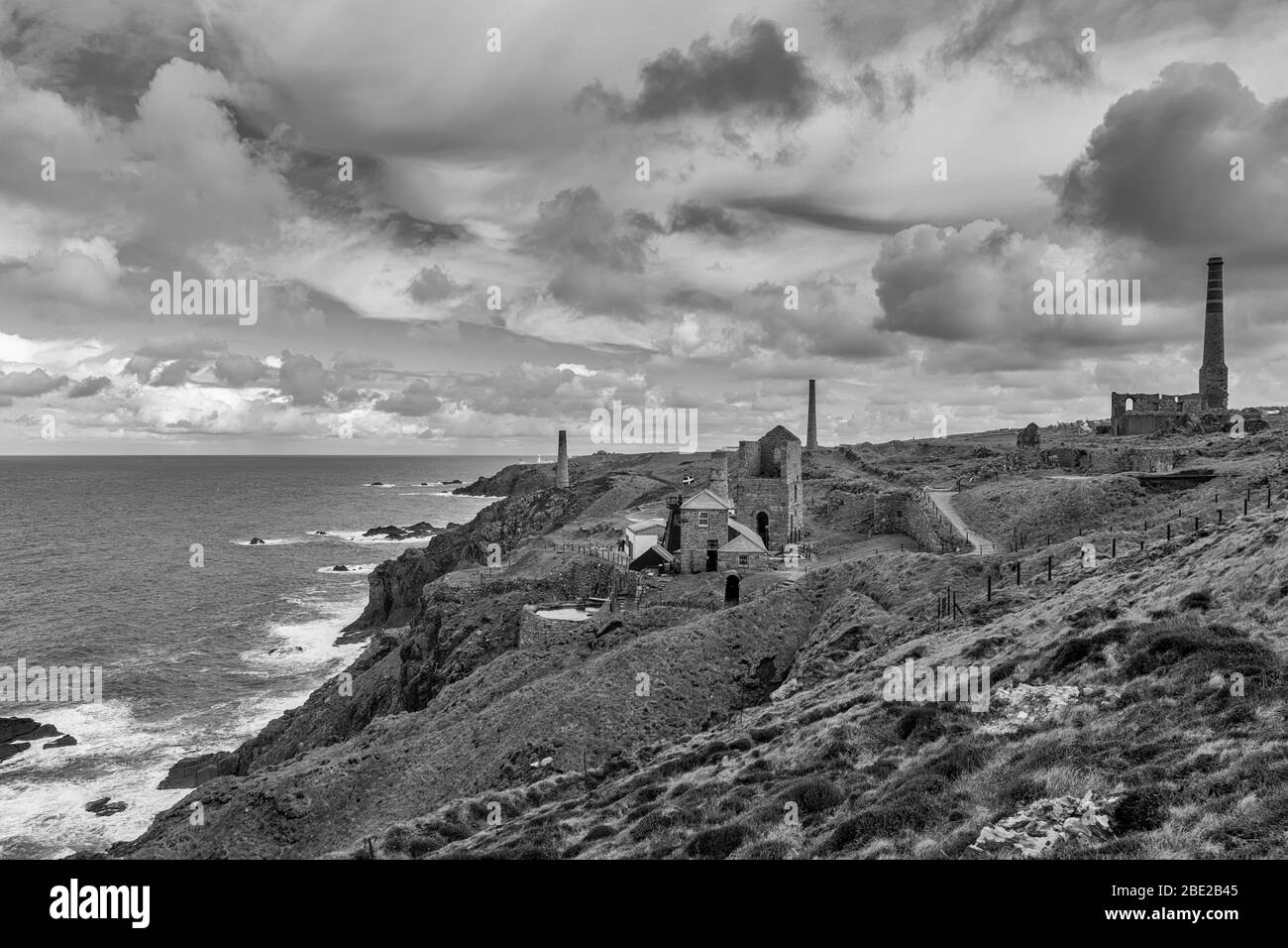 Allgemeine Ansicht der Levant Mine, UNESCO Weltkulturerbe, Trewellard, Penwith Peninsula, Cornwall, England, Großbritannien. Schwarz-weiße Version Stockfoto