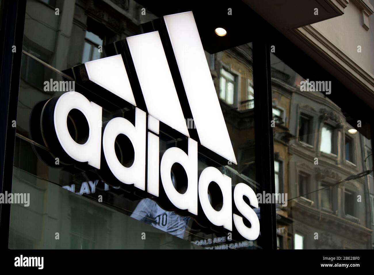 Adidas Werbung Schild auf Istiklal Straße Nahaufnahme. Foto vom Kreuz  Stockfotografie - Alamy
