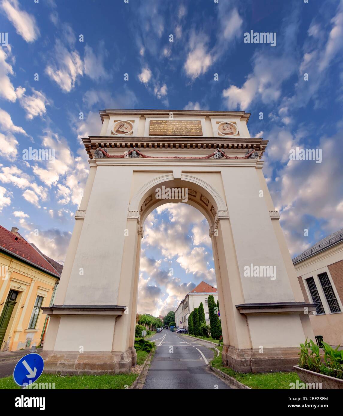 Arhc von Triumph in Vac, Ungarn.dieser spätbarocke Bogen wurde von Bischof Migazzi für die Ankunft der Maria Theresia an der Grenze des 'Bischof - Vac' gebaut. Stockfoto