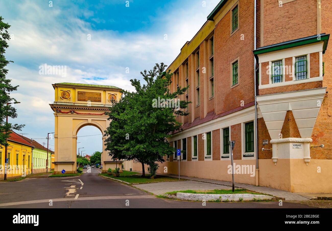 Arhc von Triumph in Vac, Ungarn.dieser spätbarocke Bogen wurde von Bischof Migazzi für die Ankunft der Maria Theresia an der Grenze des 'Bischof - Vac' gebaut. Stockfoto