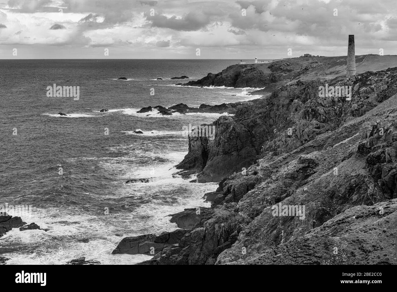 Die nördliche Küste Cornichs in der Nähe der Levant Mine, UNESCO-Weltkulturerbe, Penwith Peninsula, Cornwall, Großbritannien. Schwarz-weiße Version Stockfoto