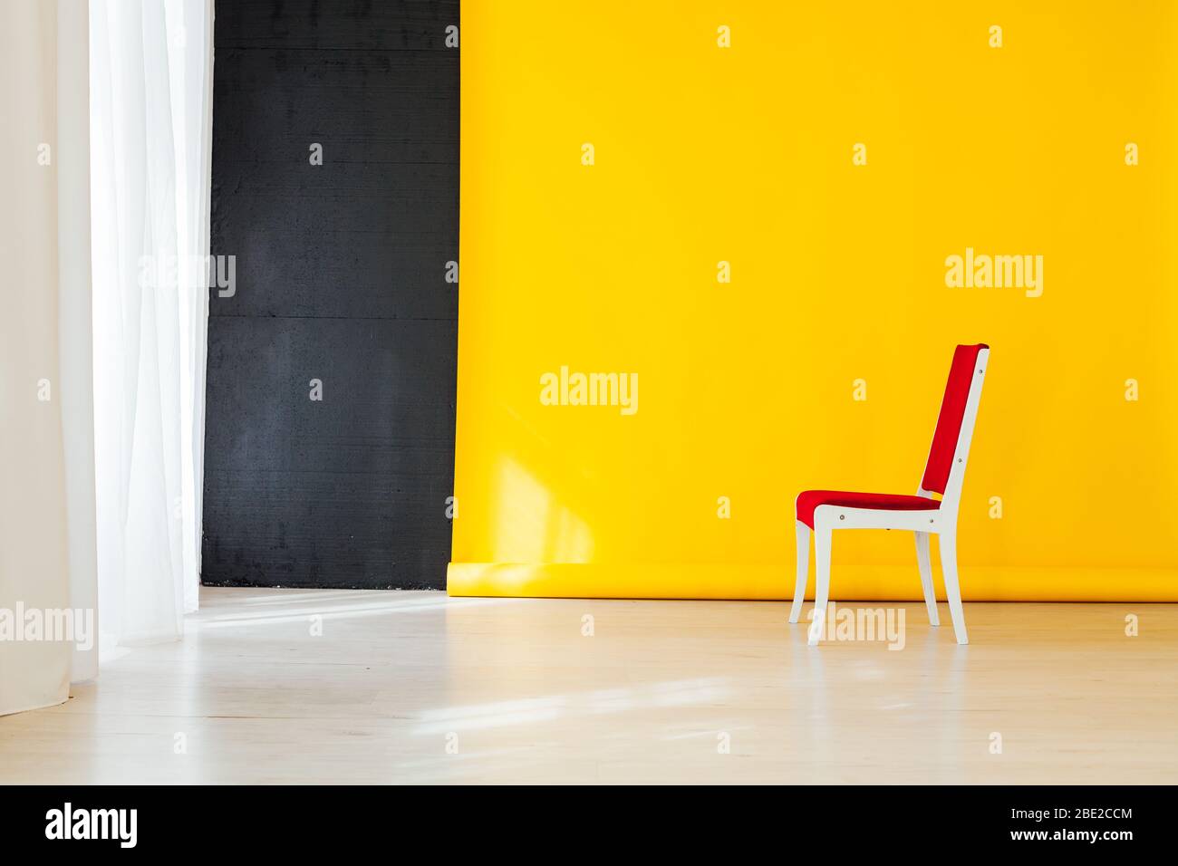 Design Wand Klassisch Weiss Stuhl Rot Stockfotos Und Bilder Kaufen Alamy